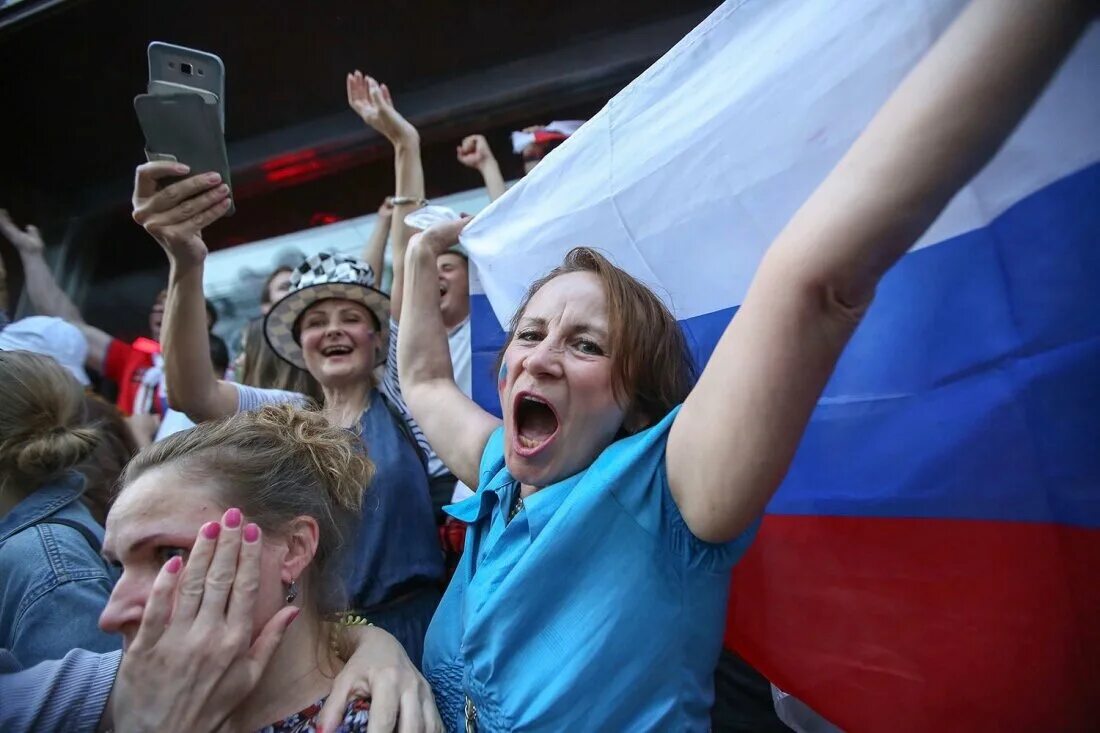 Толпа народа. Человек радостный. Ликовать торжествовать. Ликовать торжествовать. Ура человек.