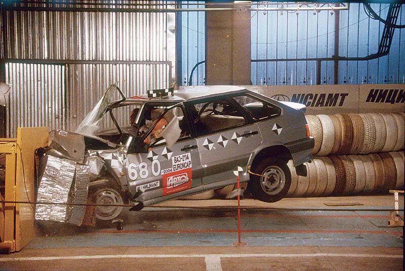 Crash test toyota corolla 1998 vs 2015. Испытания автомобилей. Краш тест chevrolet captiva 2007. Краш тест se2. Краш-тест автомобиль.