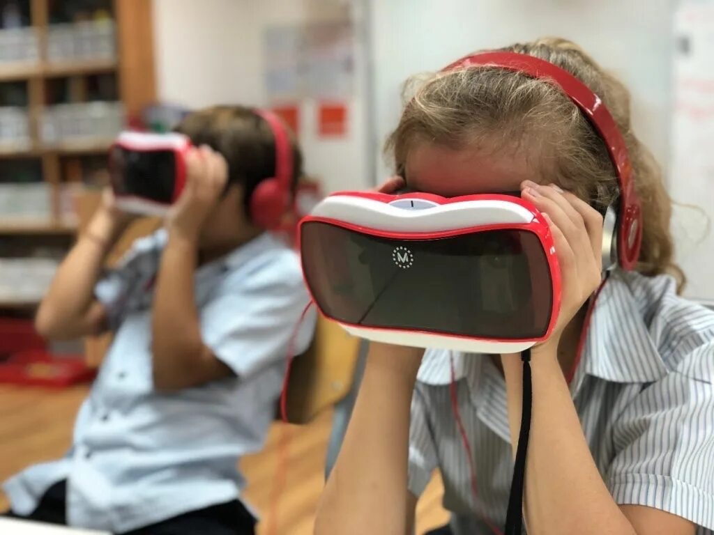 VR В образовании. Виртуальная и дополненная реальность в образовании. Виртуальная реальность школьники. Очки виртуальной реальности школьники. Школа vr