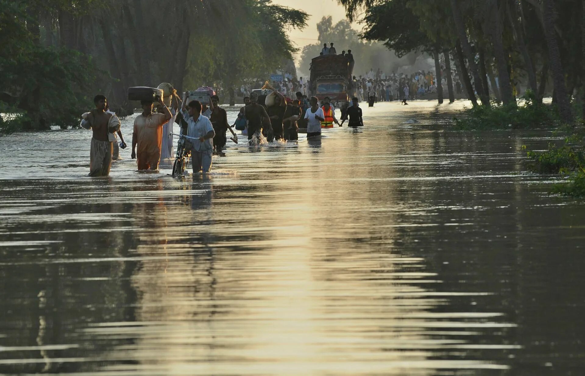 Наводнение в Пакистане 2010. После дождя Венесуэла. Year 10000 Flood.