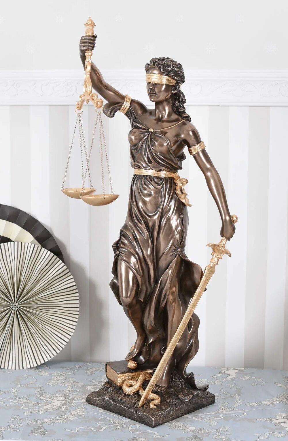 Богиня правосудия Фемида. Статуя Богини правосудия Фемиды. Богиня Фемида статуя. Фемида Veronese.