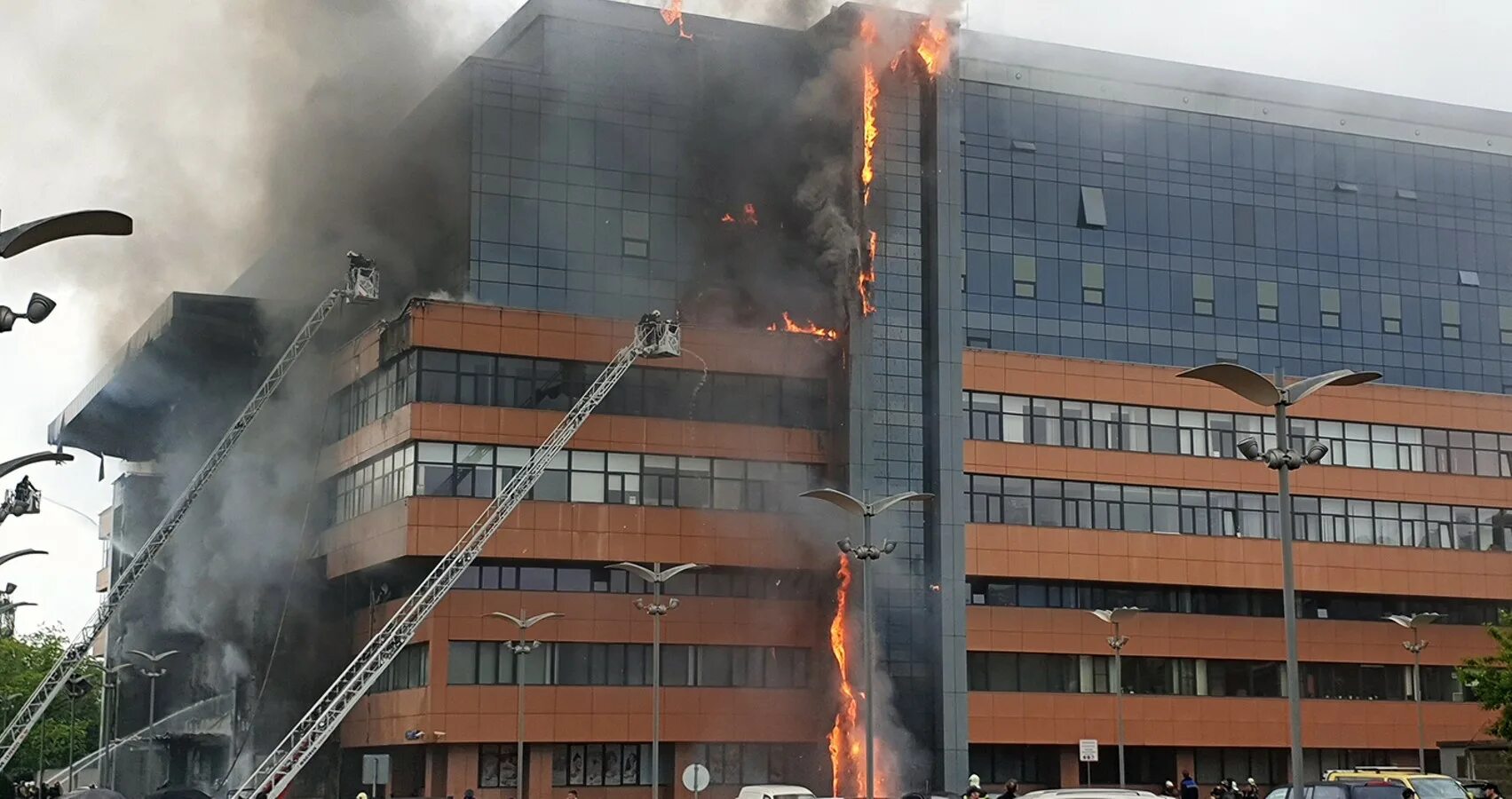 Почему начался пожар в крокусе. Пожар в бизнес-центре "Гранд Сетунь Плаза". Гранд Сетунь Плаза Москва. Гранд Сетунь Плаза бизнес-центр. БЦ Сетунь пожар.