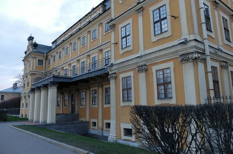 Какой дворец в холопе 2. Меншиковский дворец Санкт-Петербург. Меншиковский дворец пилястры. Меньшиковский дворец с Невы. Меньшиковский дворец Халтурин.