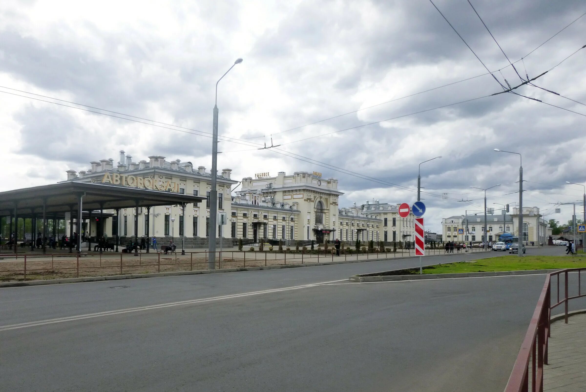 Жд рыбинск телефон. Автовокзал Рыбинск. ЖД вокзал Рыбинск 2021. Рыбинск-пассажирский. Рыбинский вокзал.