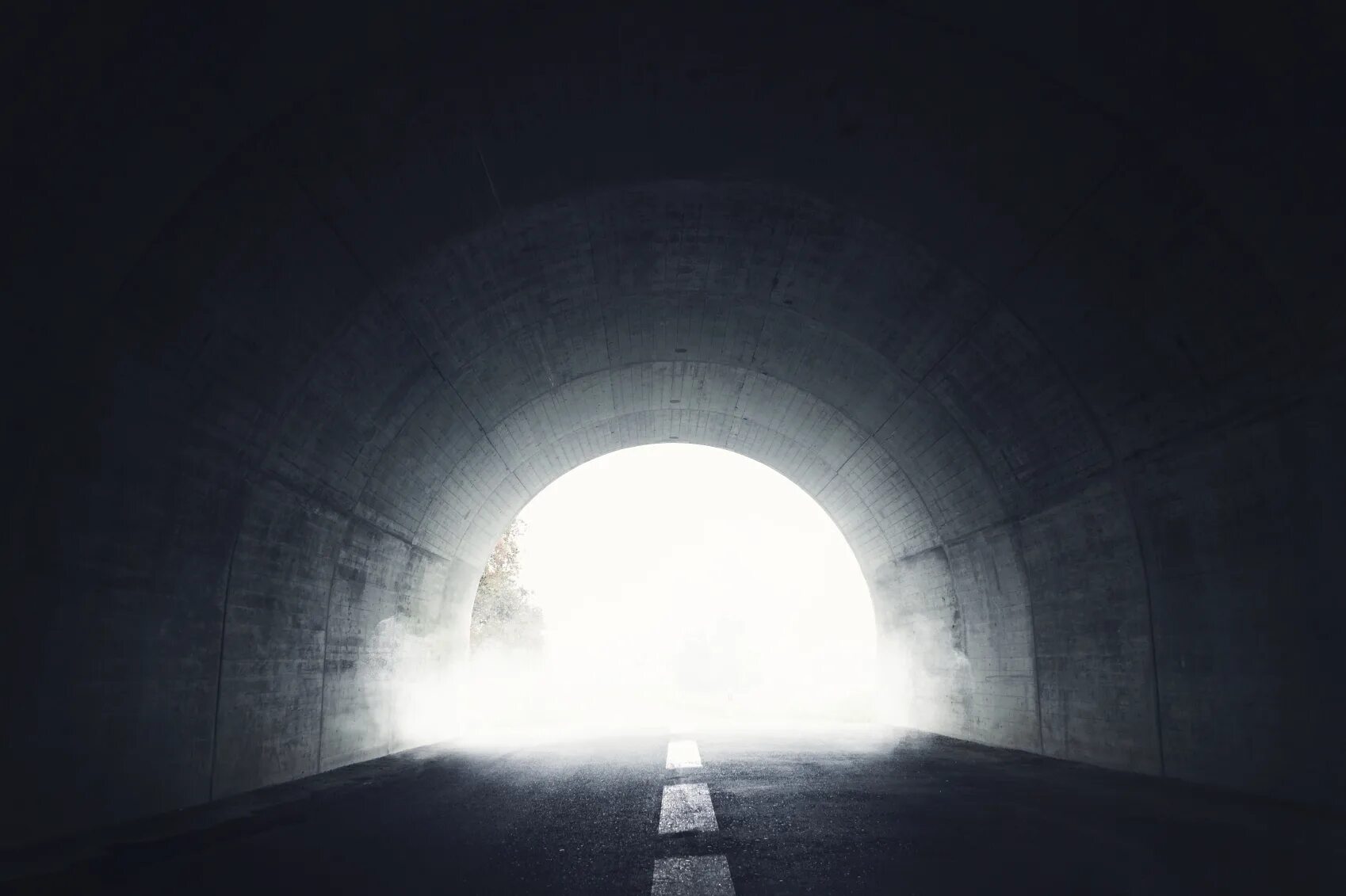 тоннель. потоп в тоннеле метро парк культуры. тоннель без света шарапов. хоррор игры с фонариком туннель. свет в тоннеле.