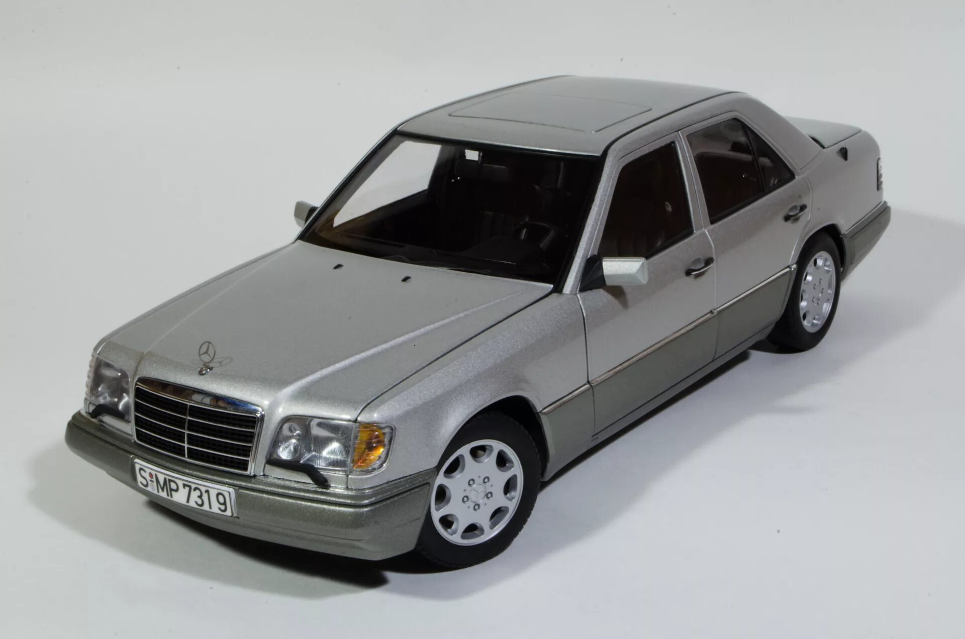 Коллекционная модель мерседес w124. Мерседес 124 1 43. Масштабная модель мерседес w124. W124 die cast model. Модель 124.