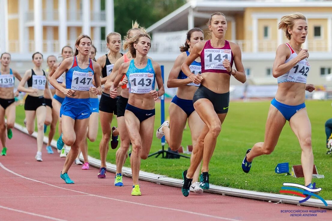 Спортсмен участвующий в соревнованиях в беге. Соревнования по легкой атлетике.