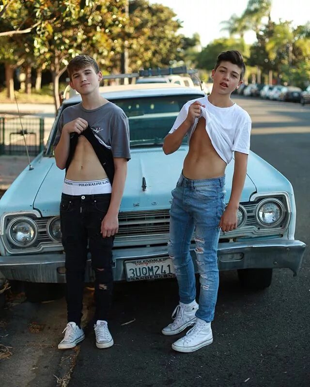 Joey birlem пресс. Высокий худощавый мужчина. Спидо бойс 17. Спидо бойс 16 bulge. Два парня.
