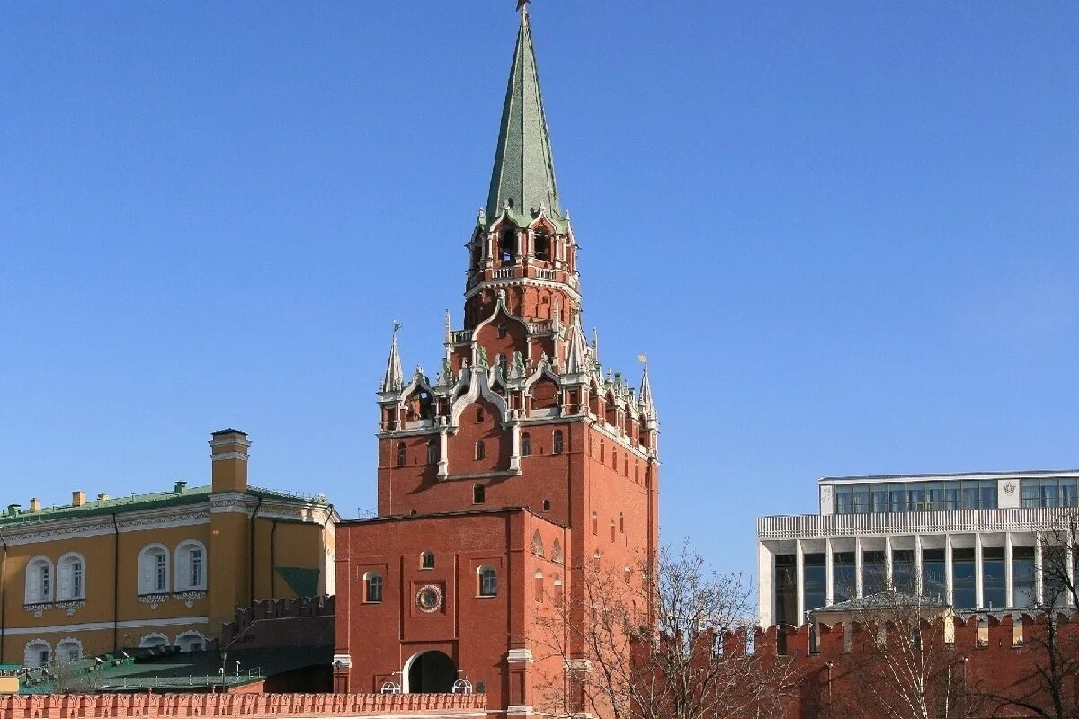 Башня служит входом для посетителей кремля. Кремль в белоруссии. посещение кремля. день победы кремль.