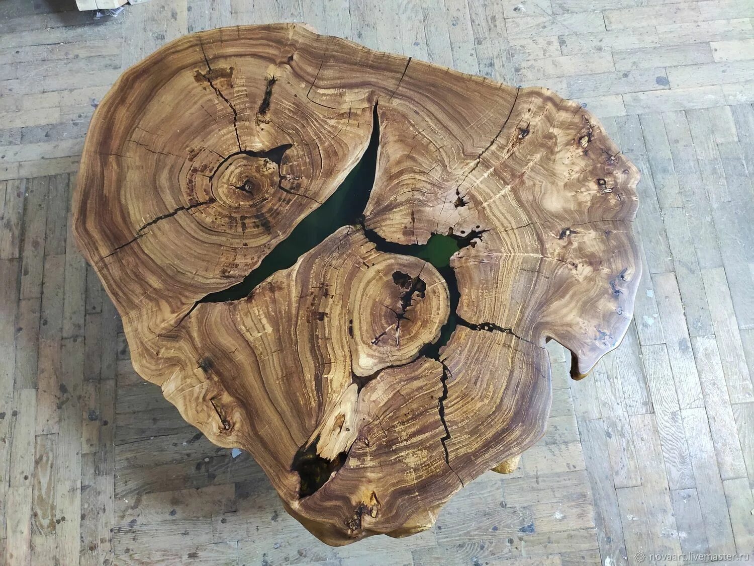 Срез древесины. Массивный стол из дерева. Горный тополь слэб. Карагач дерево спил. Фон дерево.