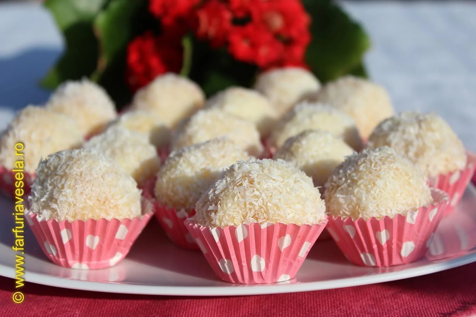 творожные шарики рафаэлло. пирожное рафаэлло большое. пирожные рафаэлло. рафаэлло со сгущенкой рецепт. кокосовые конфеты рафаэлло.