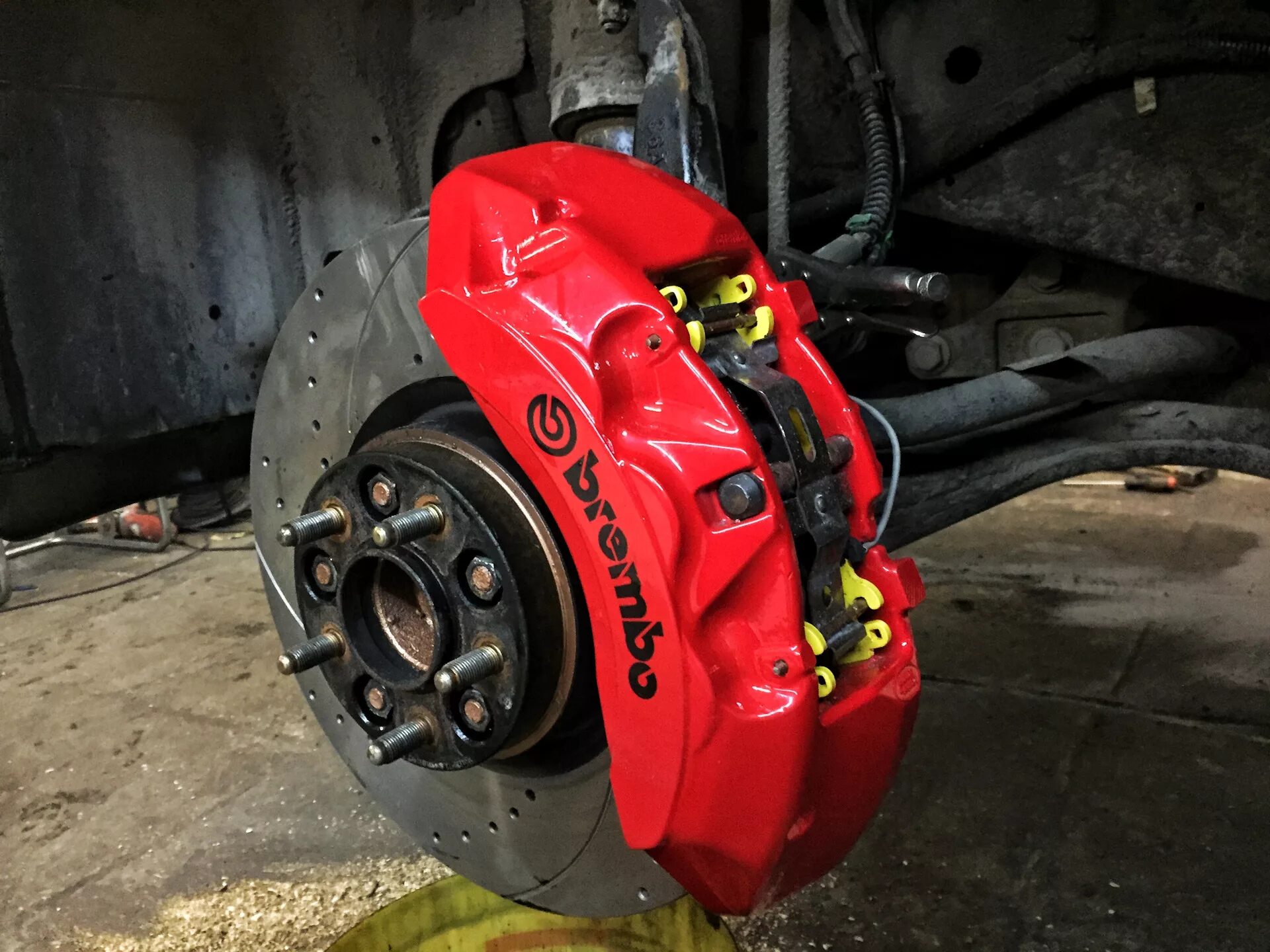 Тормозные rover sport. BREMBO 6 Pot Land Rover. Суппорты Брембо Рендж Ровер. Передний суппорт Рендж Ровер Брембо. Суппорта Рендж Ровер 5.0.