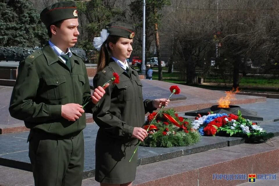 Пост 1 память. Пост 1 у вечного огня Волгоград. Караул у вечного огня Волгоград. Вечный огонь пост номер 1 Волгоград. Почётный караул у вечного огня школьники.