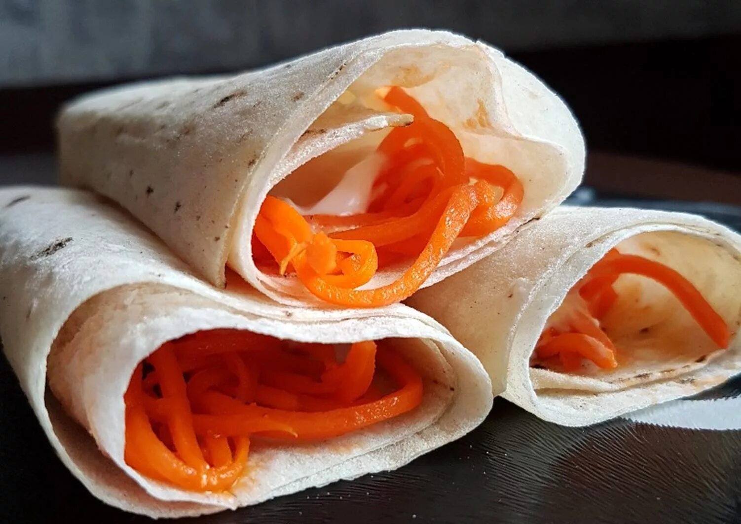 Рулет из лаваша с копченой курицей. Рулет лаваш корейская морковь. Рулет из лаваша с корейской морковкой. Рулет из лаваша с корейской морковью и сыром и зеленью. Лаваш с морковью.