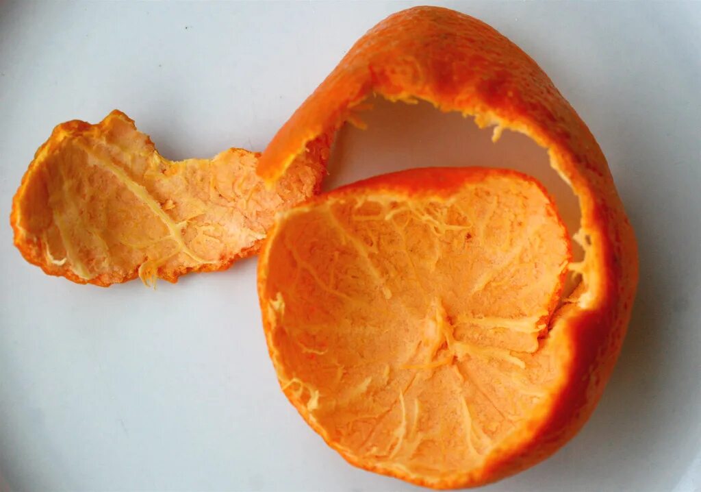 Вес кожуры апельсина. Кожура мандарина. Кожура апельсина. Шкурка от апельсина. Апельсиновая корка.