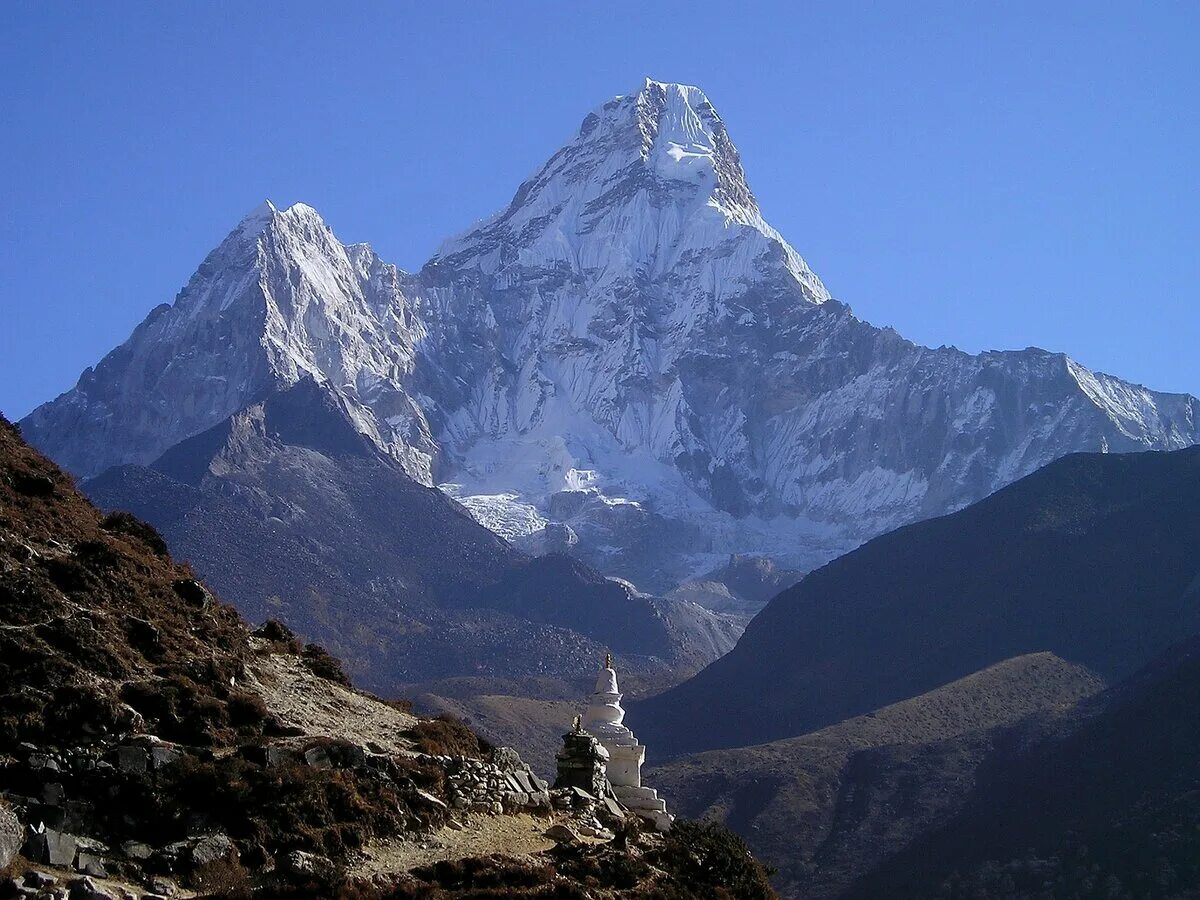 Самая высокая снежная гора. Гималаи Эверест Джомолунгма. Ама Даблам гора. Непал Гималаи Эверест. Гора Эверест (Джомолунгма). Гималаи.