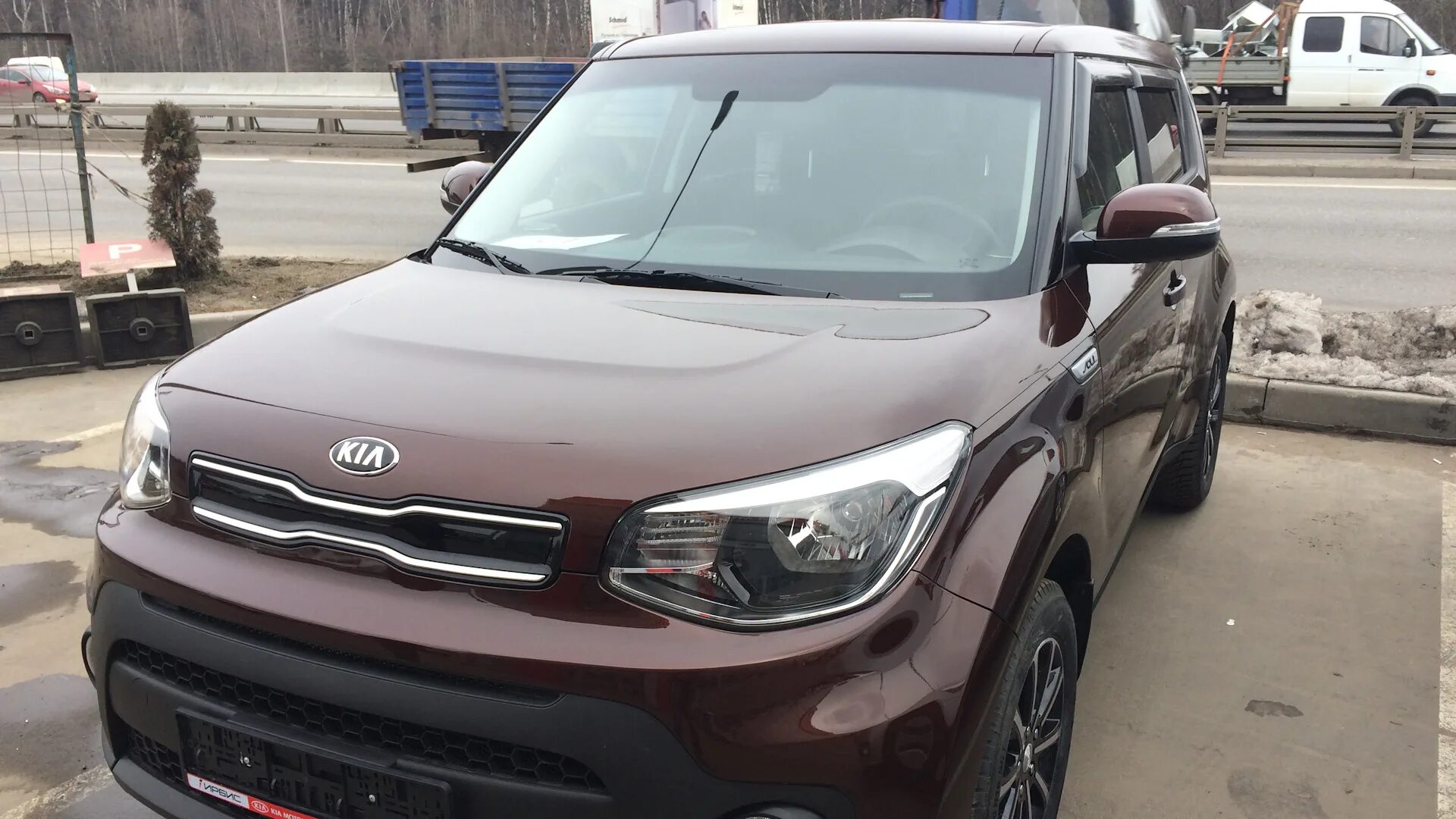 Soul brown. Kia Soul коричневый. Киа соул коричневая с белой крышей какие чехлы подойдут.