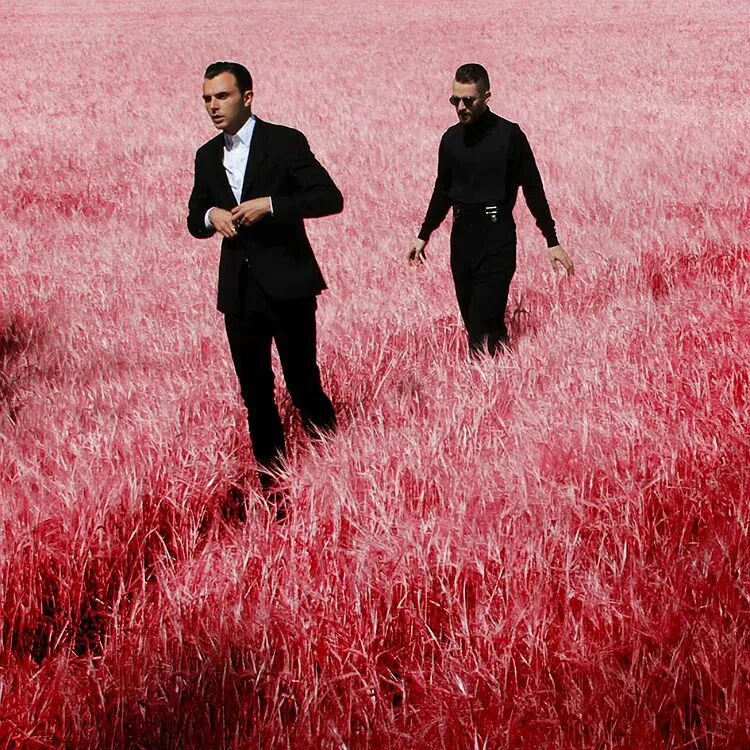 Hurts timing. Группа hurts. группа hurts альбомы. hurts 2015. hurts обложки.