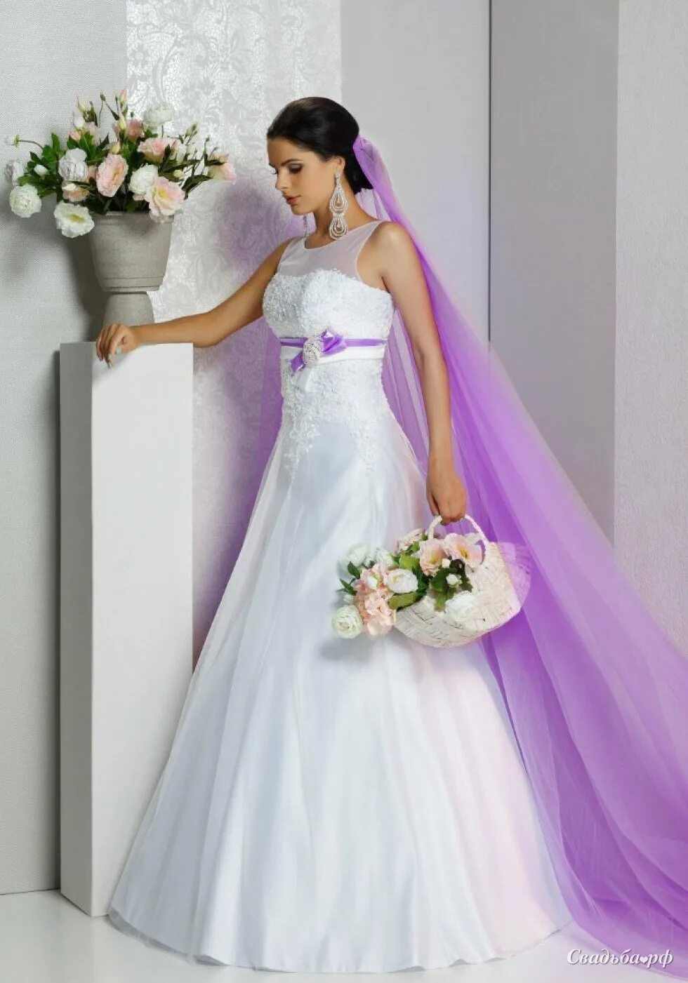 Белое фиолетовое платье. Свадебное платье белое с фиолетовым. Свадебное платье с сиреневым элементом. Свадебное платье с лавандовым оттенком. Невеста в сиреневом платье.