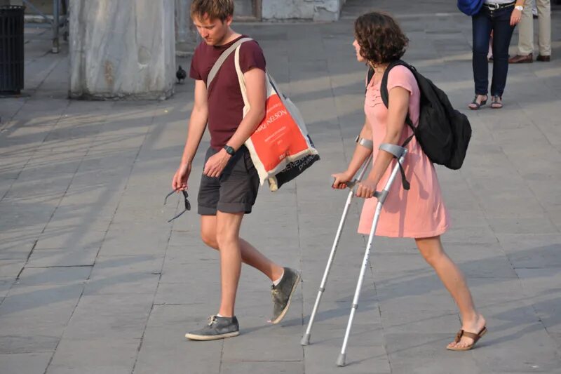 ампути девушки на костылях. костыли для инвалидов с одной ногой. хождение на костылях. как ходят на костылях без ноги. Amputee vanessa.