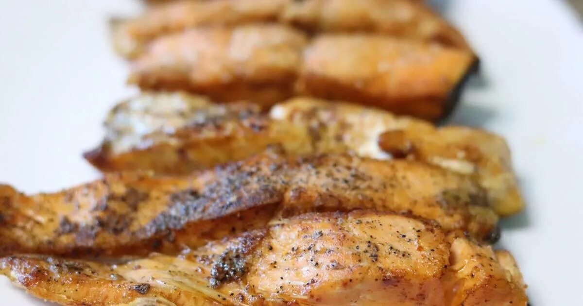 Жареная рыбка. Кета жареная на сковороде. Красная рыба запеченная в духовке. Жареная кета на сковороде с толченкой. Рыба кета жареная.