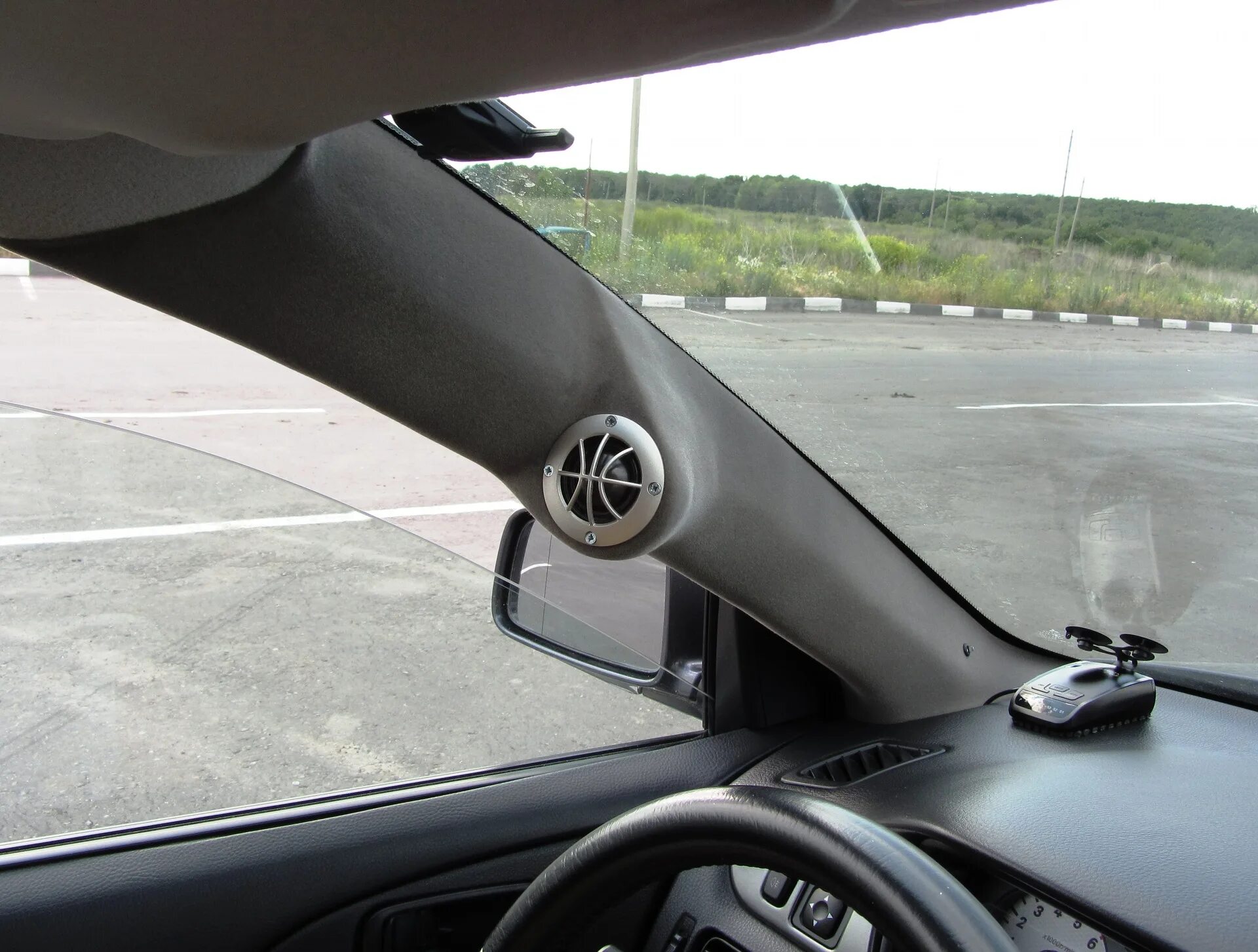 Твитеры в лансер 9. Подиумы под твитеры. Уголки под твитеры ford fusion. Уголки под твитеры шевроле авео т300. Подиумы под твитеры.