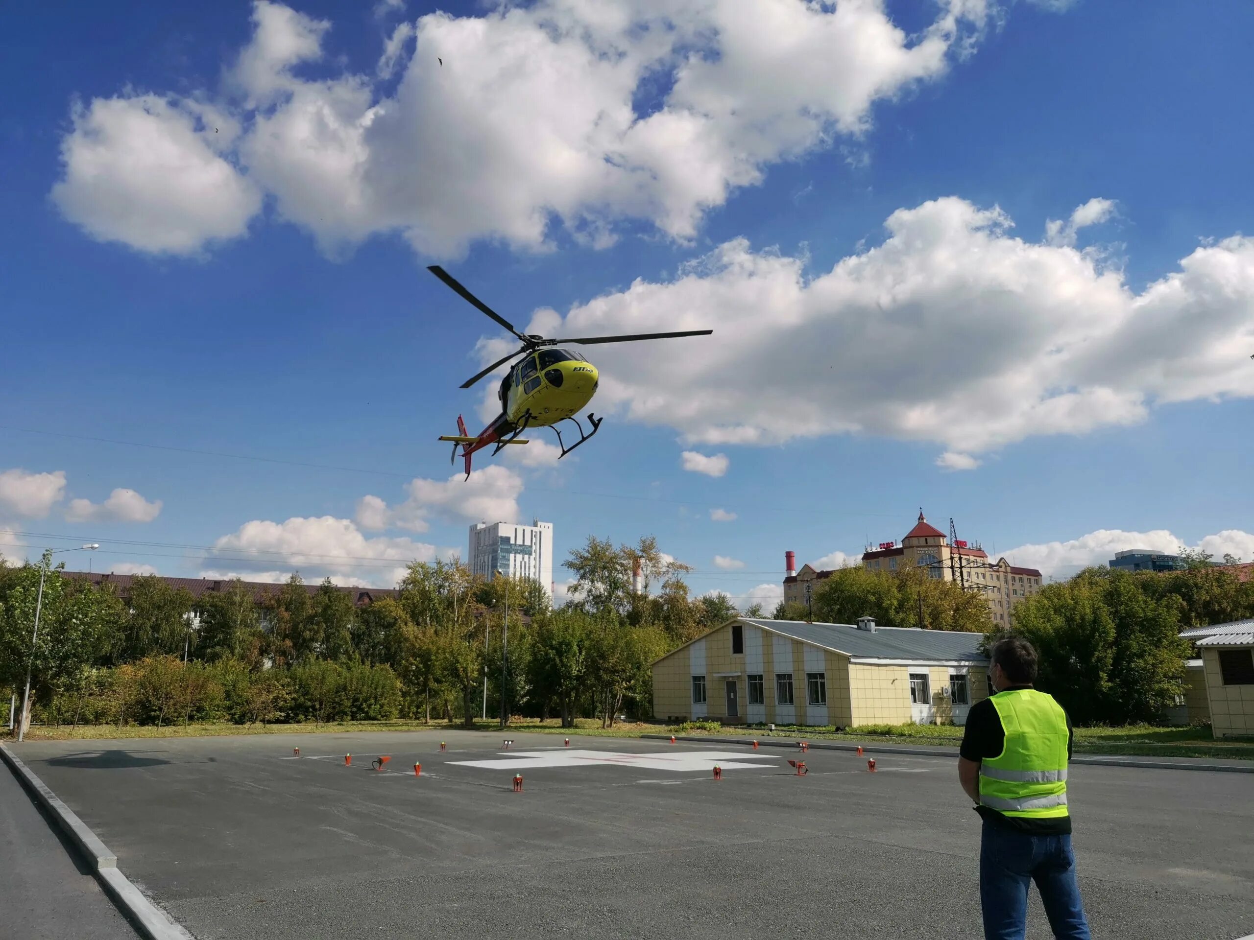 Вертолет над железногорском. Вертолетная площадка Тюмень. Вертолет в центре Тюмени. Вертолет в Октябрьском. Вертолет над Химками.