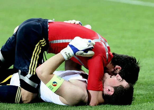 Поцелуи в футболе. Поцелуй футболистов на поле. Футболист целует. Футболисты целуются.