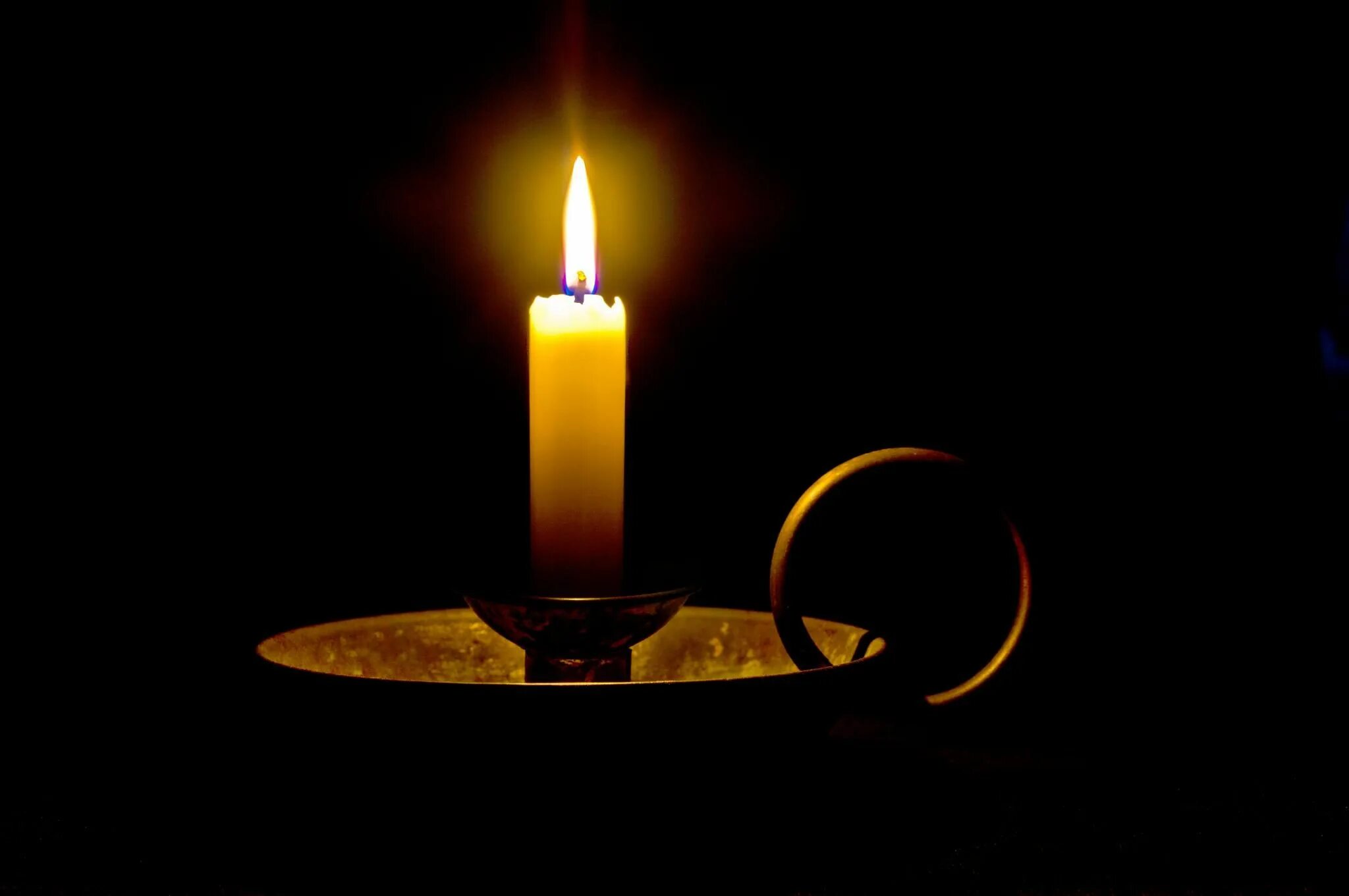 Свеча на темном фоне. Горящая свеча. Свеча на черном фоне. Свеча горела. Горящая свеча 22.03 2024