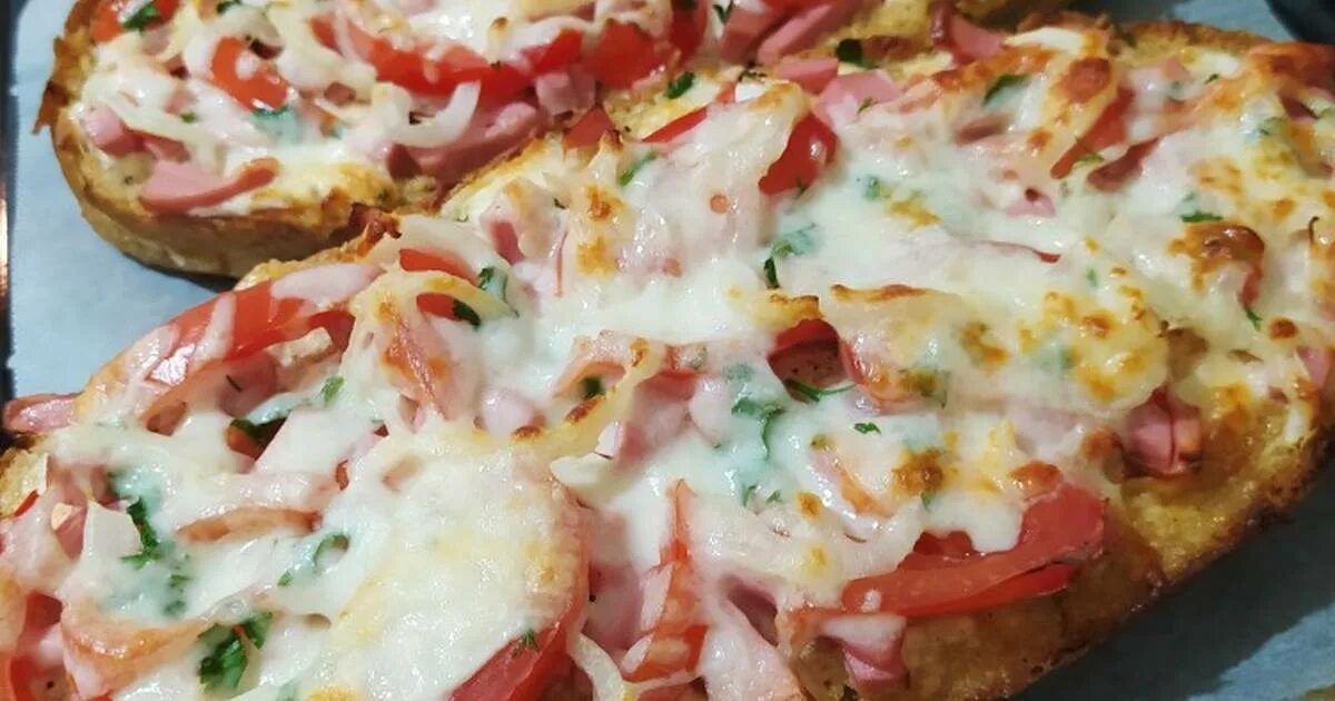 рецепт пиццы с яйцом колбасой. пицца с яйцом. пицца с кукурузой и колбасой. пицца домашняя в духовке вкусная. яйца грибы пицца.