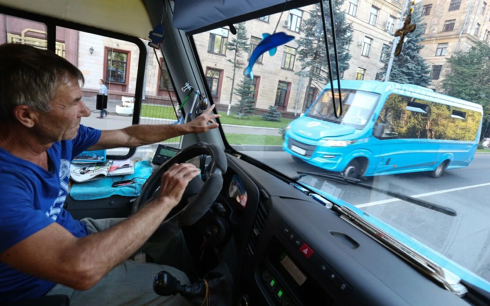 Водитель автобуса. Водитель за рулем автобуса. Автобусный руль. Руль автобуса. Можно на машине можно на автобусе