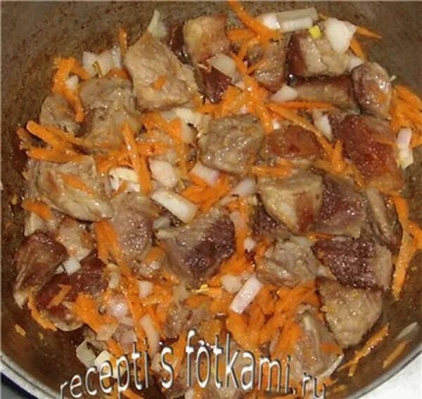 Тушим капусту с мясом в казане. Тушёная капуста с мясом в казане. тушеная капуста в казане. капуста тушёная с мясом в казане на плите. капуста в казане рецепт тушёная.