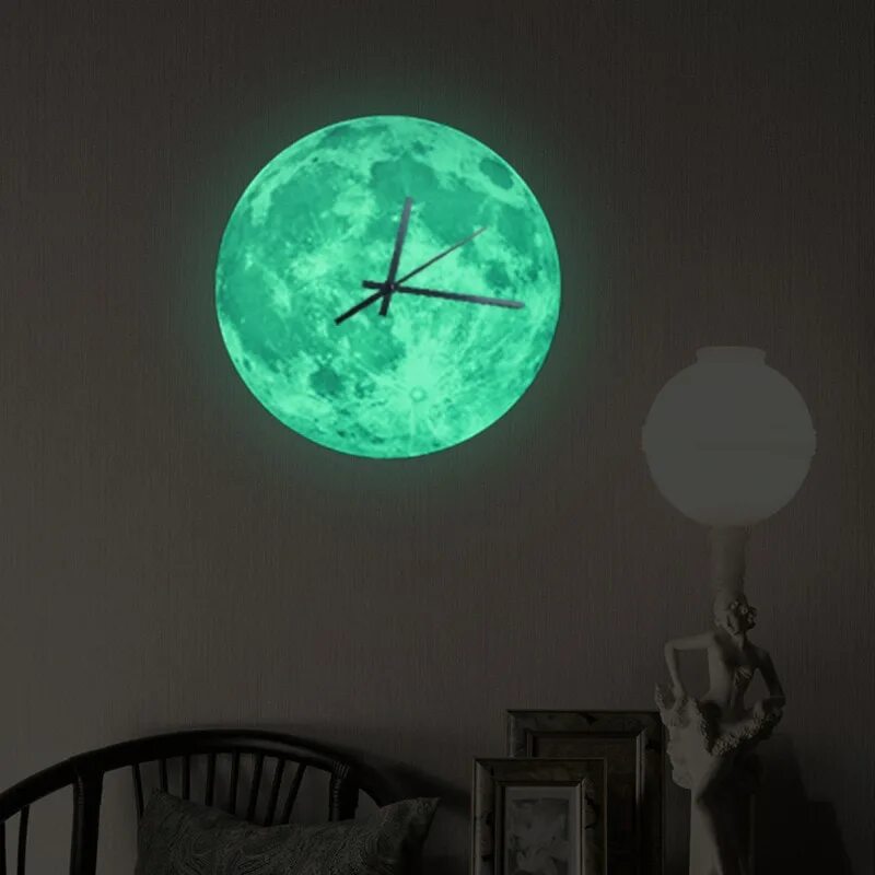 Луна светила из круглой. Светящиеся настенные часы. Часы светящиеся в темноте. Светящиеся часы на стену. Ночник настенный.