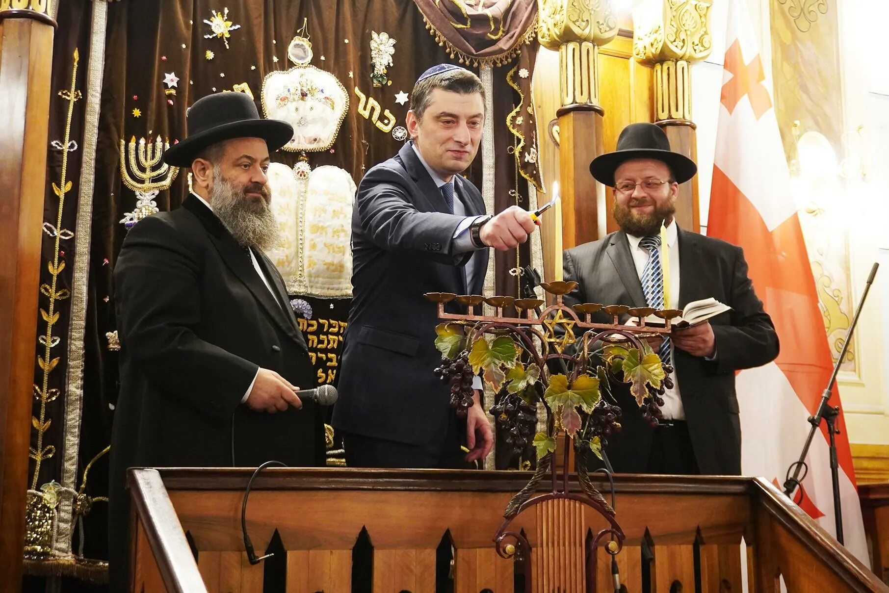 Какой праздник у евреев 22.03. Ханука Chabad. Грузинские еврейки в синагоге. Празднование Хануки в синагоге.