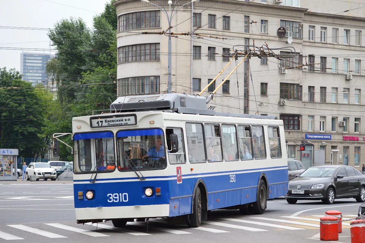 ЗИУ 682 Москва. Троллейбус ЗИУ 682. ЗИУ-682гм троллейбус. Троллейбус 17 Москва.