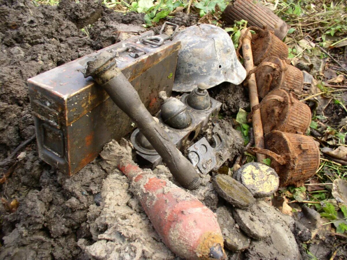 Военные раскопки находки чёрные копатели. Черные копатели Великой Отечественной войны. Чёрные копатели находки ВОВ. Находки поисковиков второй мировой войны.