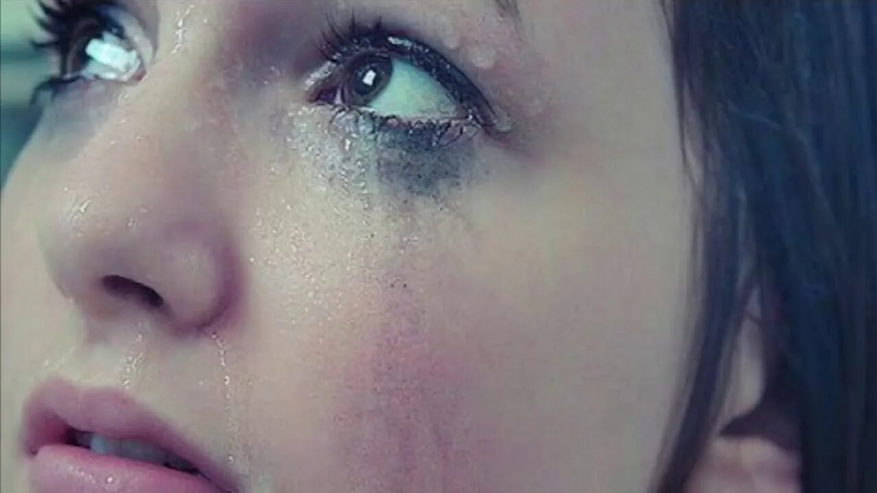 Слёзы на щеках. Красивая девушка плачет. Девушка в слезах. Девушка со слезой на щеке. Песня плачут красивые