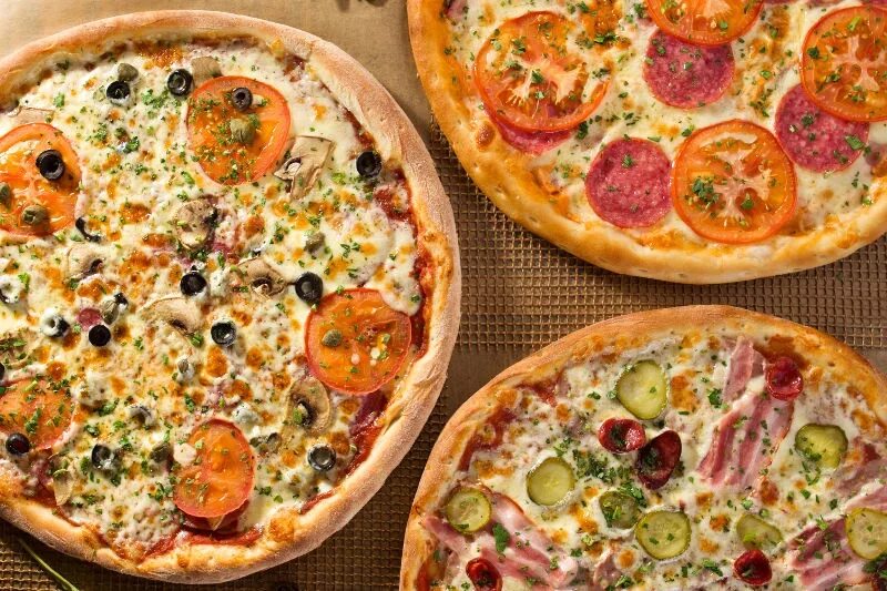 пицца несколько видов. пицца на углях. пицца фон. пиццерия 3 пиццы. комбо из трех пицц.