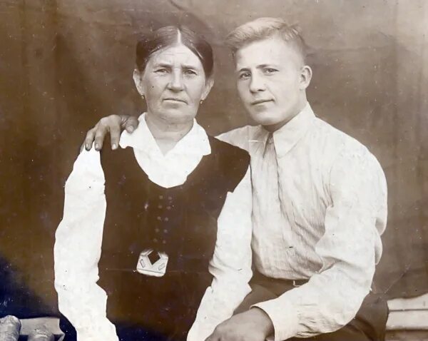 женщина в семье. жена отца 18. кем мне приходится отец жены. батюшка с матушкой православные. матушка жена священника.