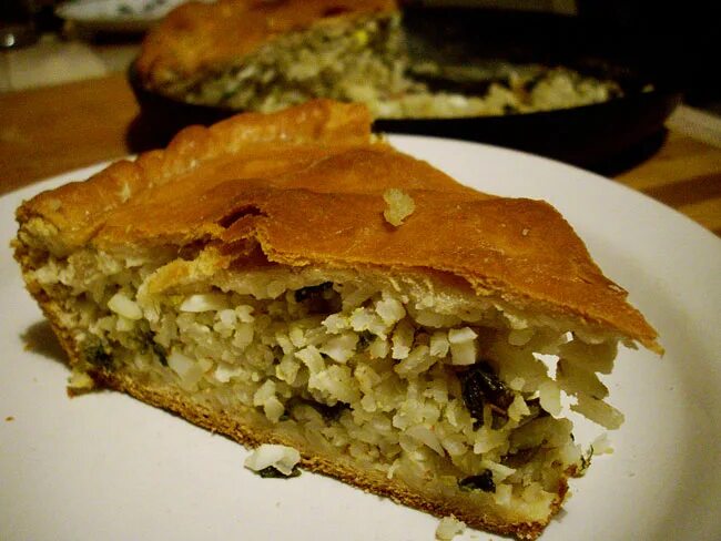 Простой пирог с рисом. Пирог ленивый с рисом и яйцом. рисовый пирог с мёдом. пирожки с рисом в бамбуке. робинигуд с луком и яйцами пирог.
