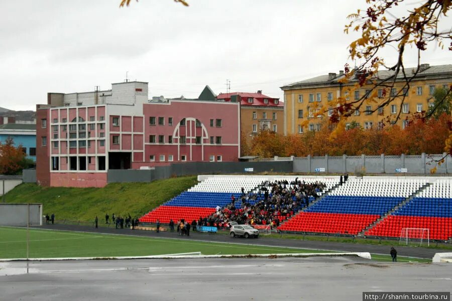 Центральный стадион мурманск. Стадион Мурманск. Стадион профсоюзов Мурманск. Футбольный стадион в Мурманске.