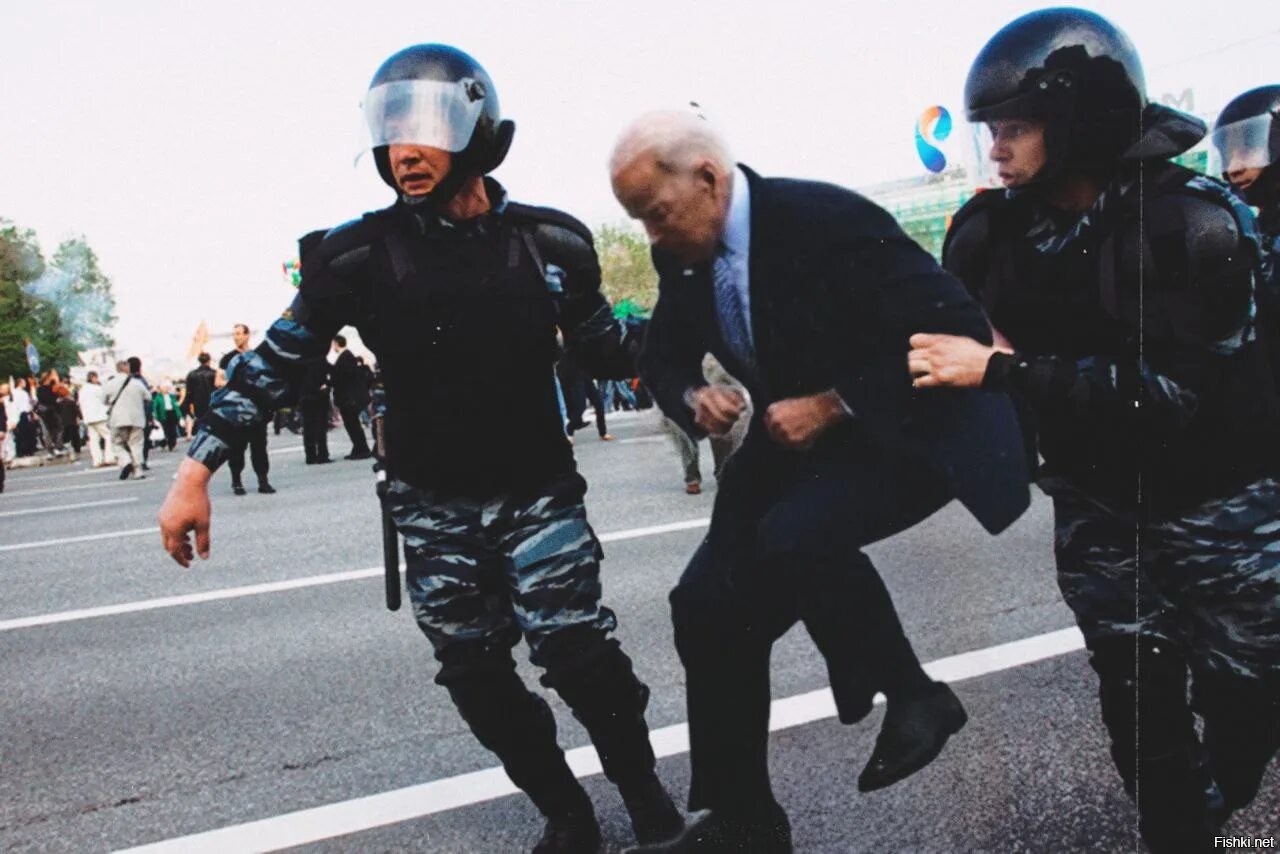 Арест путина 1999. Задержание нарушителя. Арест путина. Путина арестовали. Путина за решетку.