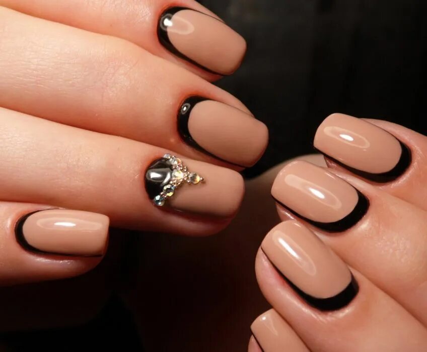 бежевый маникюр. черно бежевый маникюр на короткие ногти. красивый черный маникюр. бежевый с черным. бежевый маникюр с полосками.