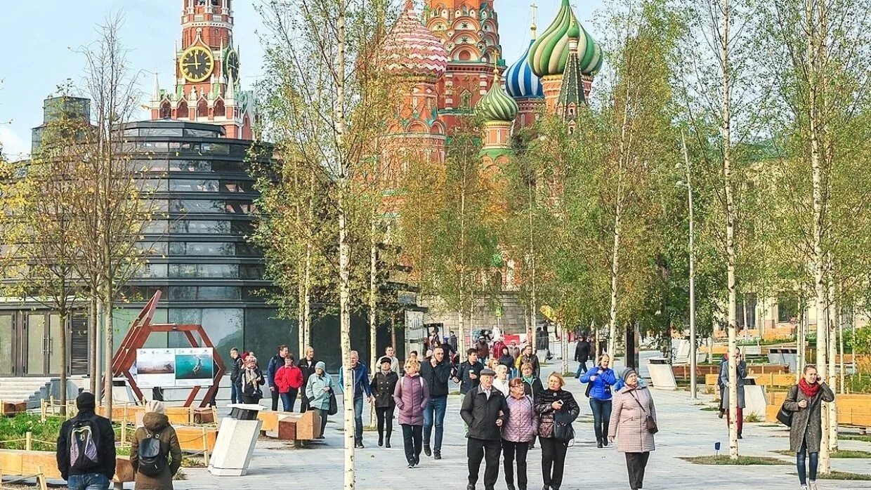 200 метров москва. Забор вокруг парка Победы. Забор около сквера Победы.