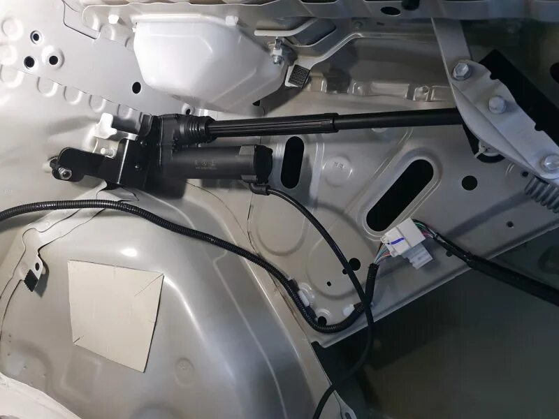 Открывающийся багажник автоматически. Электропривод багажника тойота камри 40. электропривод багажника камри 70. электропривод крышки багажника камри 40. электропривод багажника поло седан.