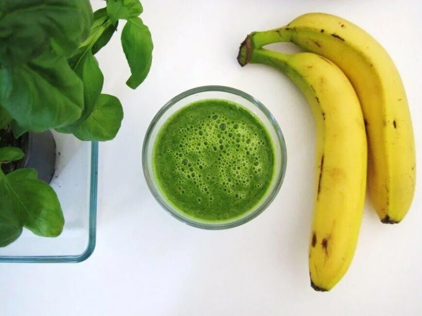 Смузи со шпинатом и бананом. Смузи сельдерей огурец шпинат. Смузи киви шпинат. Банан со шпинатом. Смузи со шпинатом и бананом.