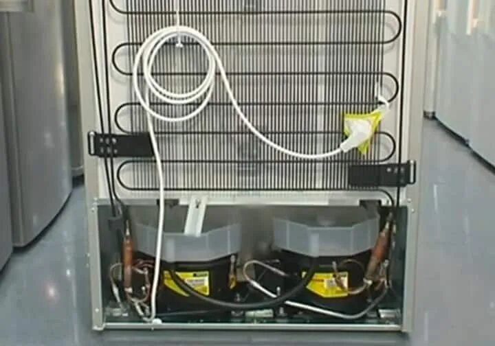 Холодильник бош KGS двухкомпрессорный. Холодильник Индезит двухкомпрессорный.