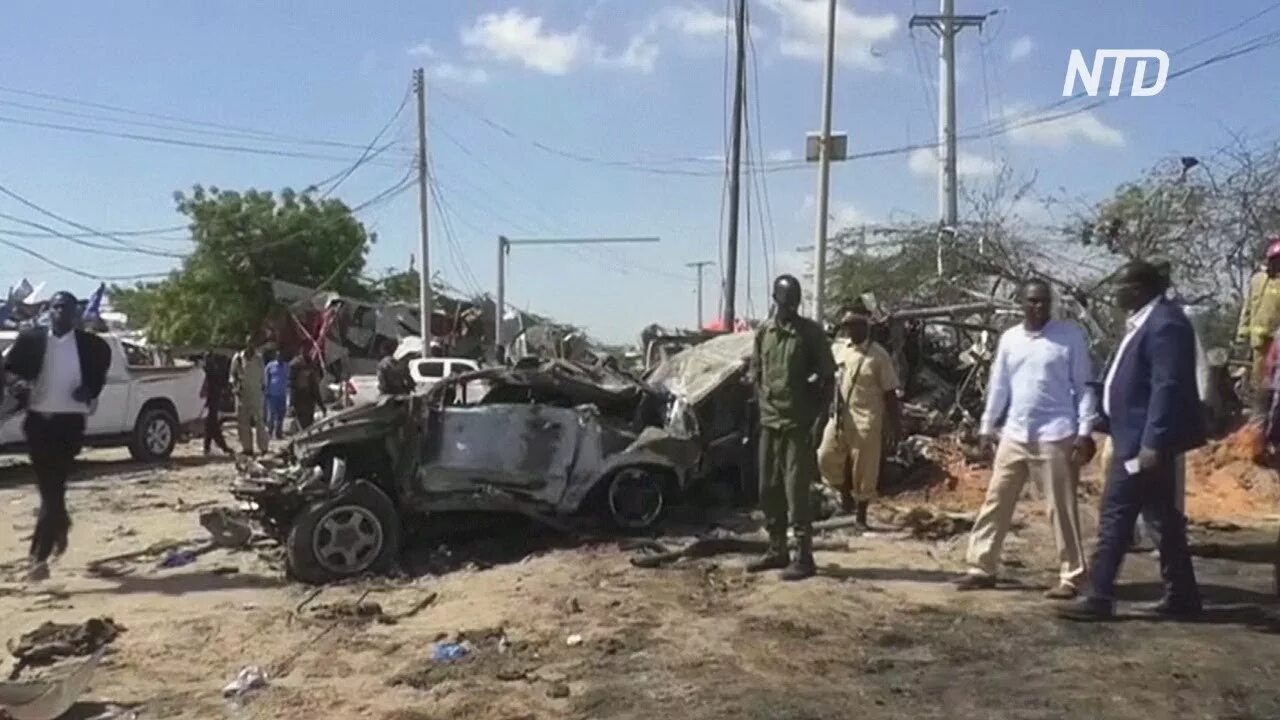 Могадишо столица Сомали. Взорванные машины Сомали. Смоалийцы показали тело американского.