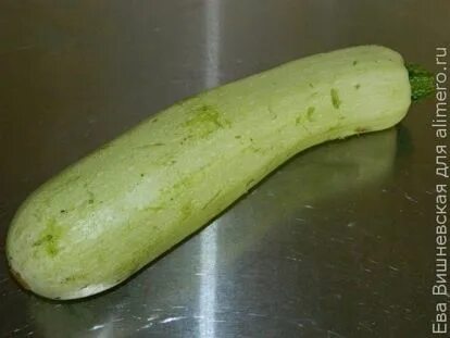 Весит кабачок