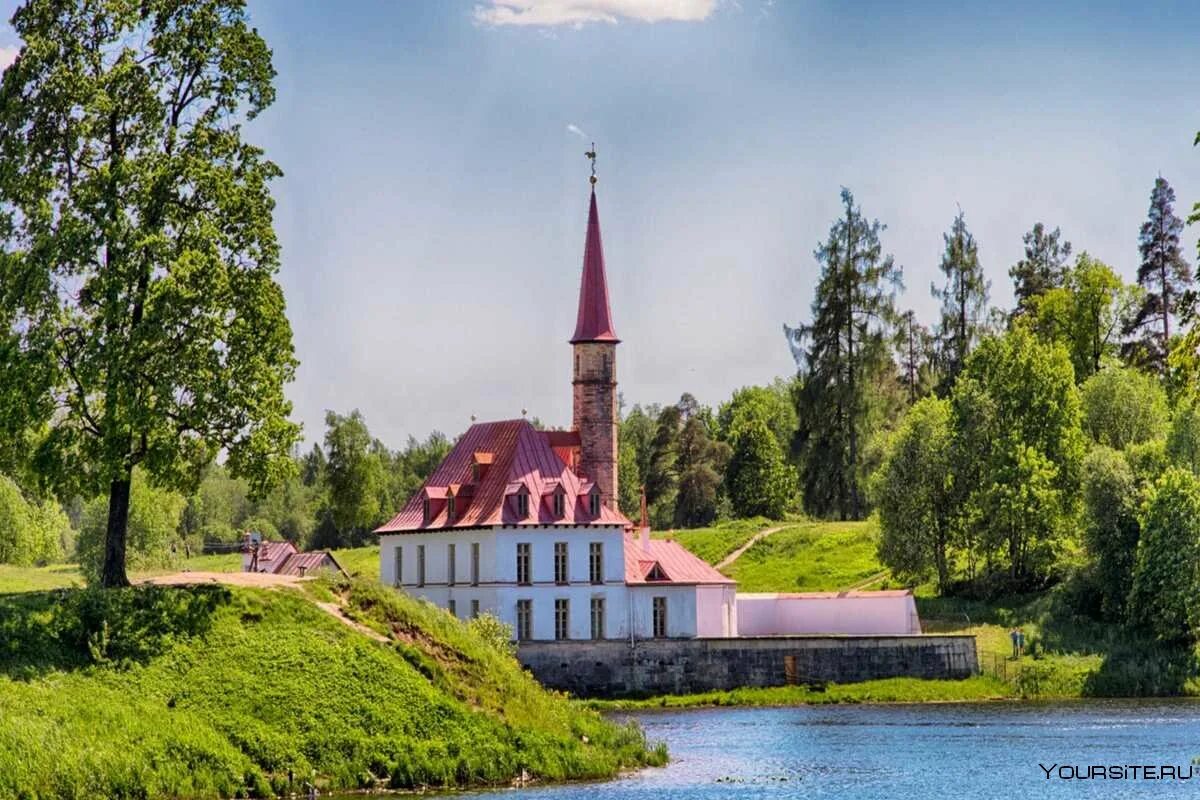 Ленинградская область гатчинский. Приараторский дворец Гатчина. Гатчина Приоратский двор. Гатчинский парк Приоратский дворец. Гатчина замок Приоратский замок.